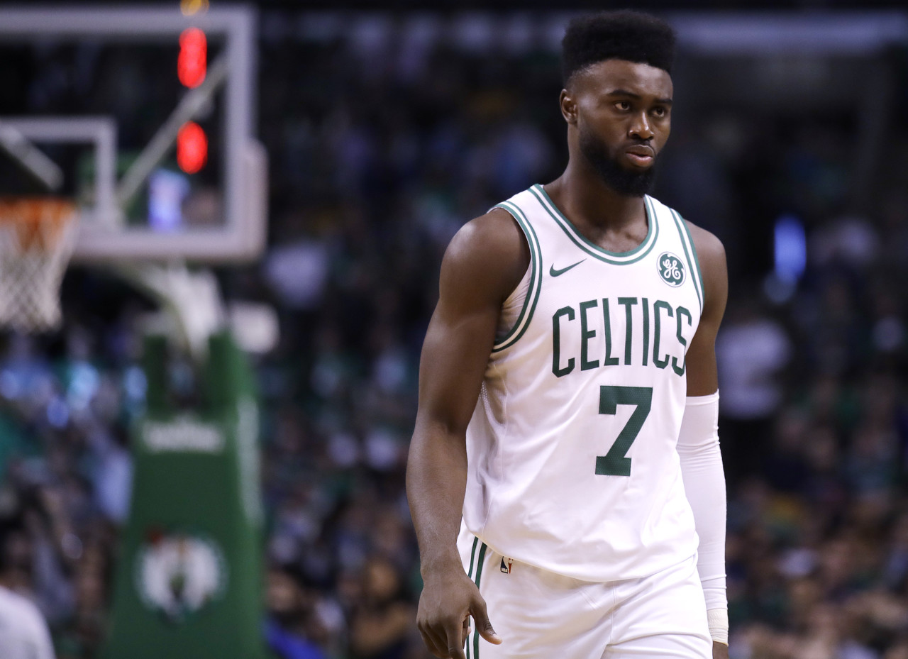 随着AC米兰3-2大逆转，意甲最新积分榜出炉：榜首易主+前三重洗牌（AC米兰3-2逆转，意甲新积分榜出炉：榜首易位，前三重排）