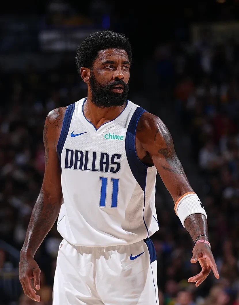 尤文大巴玻璃再次被洪水球迷砸碎！（尤文大巴车窗再度遭洪水球迷砸碎）