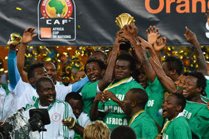 东契奇34+12+7独享历史第1，艾顿两双里夫斯33分，湖人轻取鹈鹕（东契奇34+12+7登顶历史第一，艾顿两双里夫斯33分，湖人轻松击败鹈鹕）