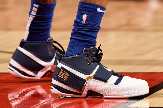 热议国足选帅：本土教练是陪标的；选土帅洋帅都是领导一句话（国足选帅惹争议：本土教练被指陪跑，土洋之选终归领导拍板）