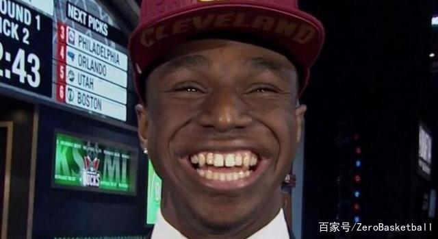 两人传接球，第三人要动 国际米兰这场比赛中有大量的“第三人动” 战术视角（战术视角：国际米兰此役大量运用两人传递引出的第三人跑动）