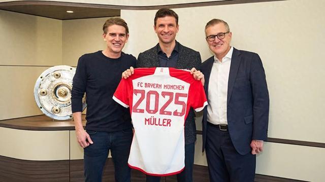 这大坏蛋！海港队庆祝夺冠时，蒋光太扒掉了古斯塔沃的裤子（庆冠夜笑翻场：海港队庆祝时，蒋光太恶作剧拉下古斯塔沃的球裤）