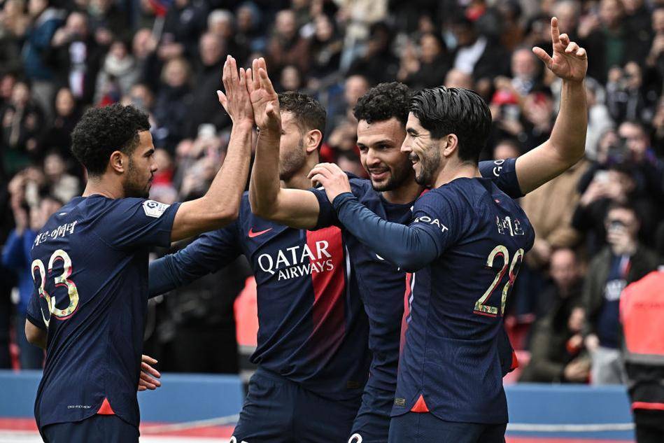 韩鹏：徐根宝指导80多岁高龄还在工作一线，这非常让人感动（韩鹏：八旬徐根宝仍坚守一线，令人动容）