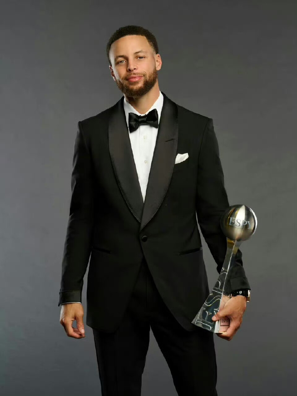 球星赛后把奖杯给队友，太暖心（球星赛后将奖杯赠予队友，暖心一幕）