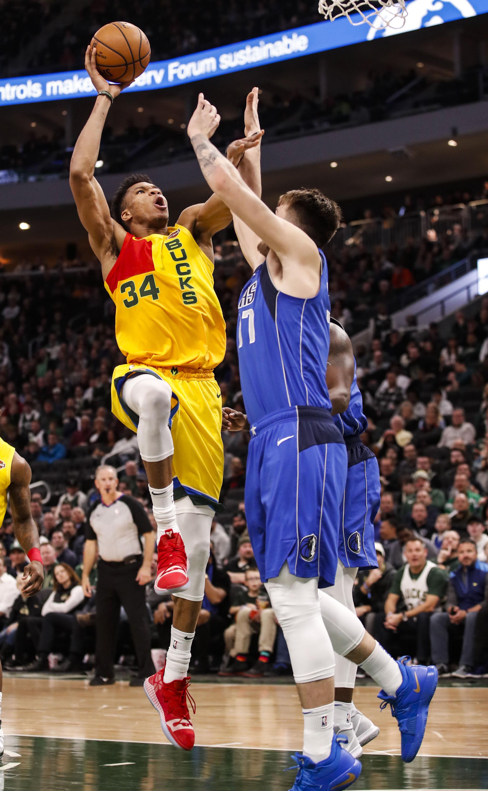 攻入里昂队史欧战第500球，托利索上演职业生涯首次帽子戏法（托利索打进里昂欧战队史第500球，职业生涯首次戴帽）