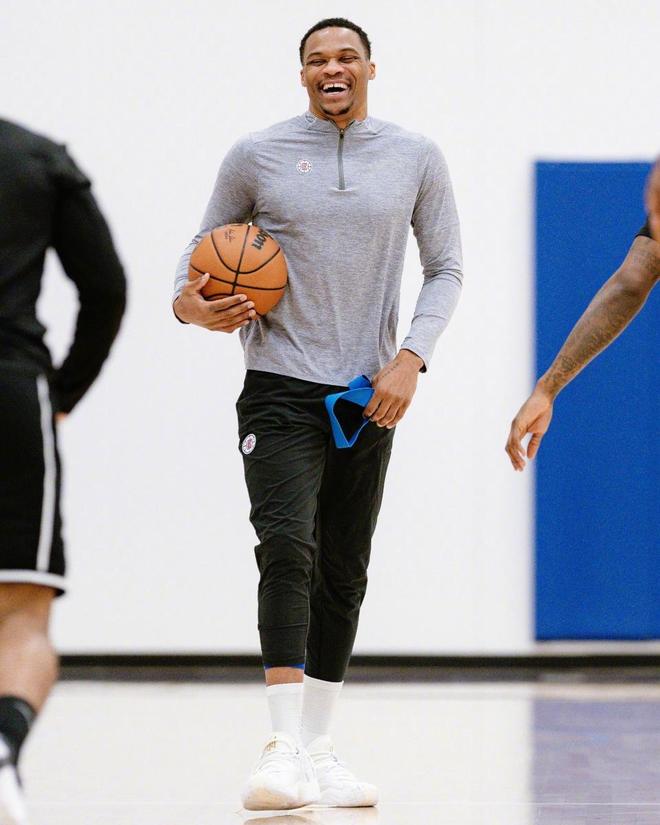 各位雷速老哥们下午好~最受欢迎的《体坛女神》栏目又在周四与大家准时见面啦！（雷速各位老哥下午好，人气栏目《体坛女神》周四如约与大家相见！）